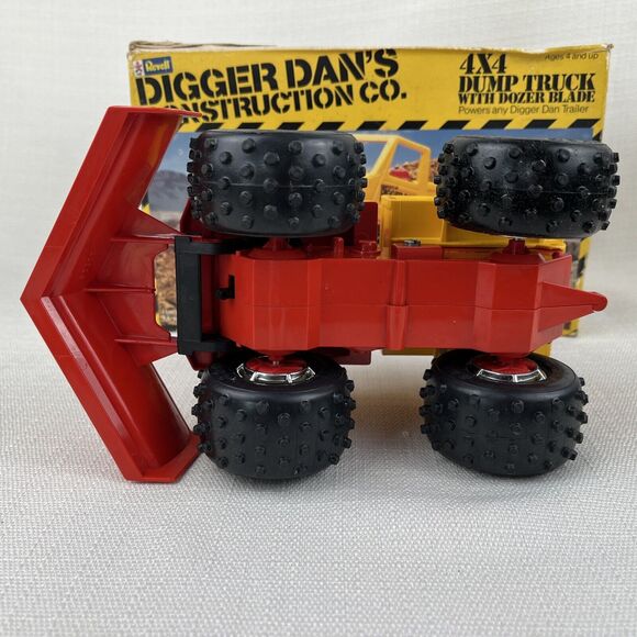 1984 Revell Digger Dan's Construction 4x4 Dump Truck Dozer Blade-  Works!‎ Rare! - Picture 11 of 16